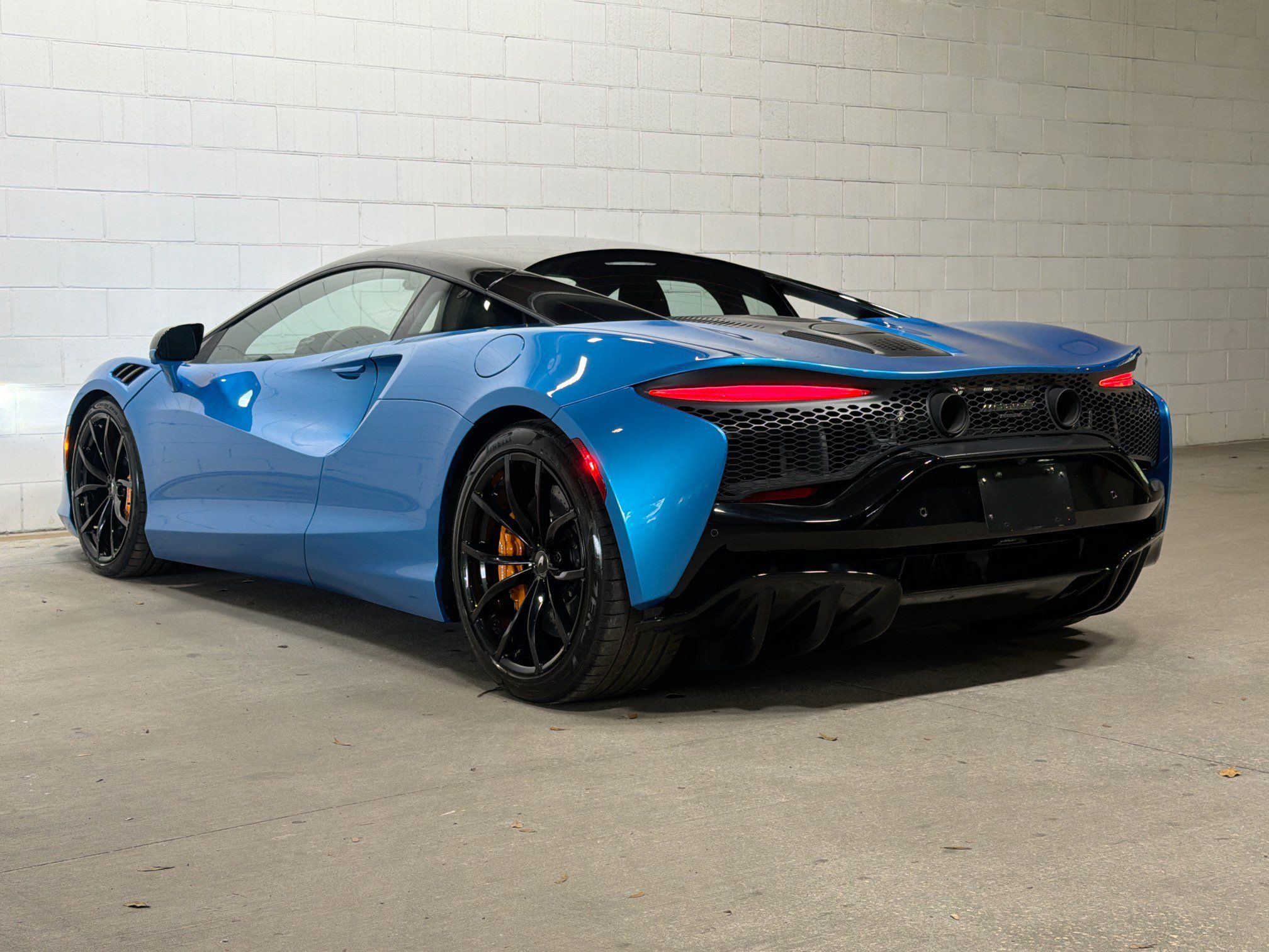 Used 2023 McLaren Artura RWD image 3
