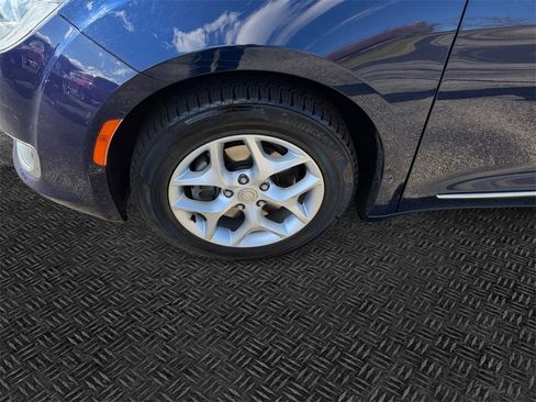 Used 2020 Chrysler Pacifica Touring-L w/ Tire & Wheel Group image 10