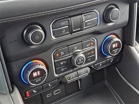 Used 2023 Chevrolet Suburban LT image 15