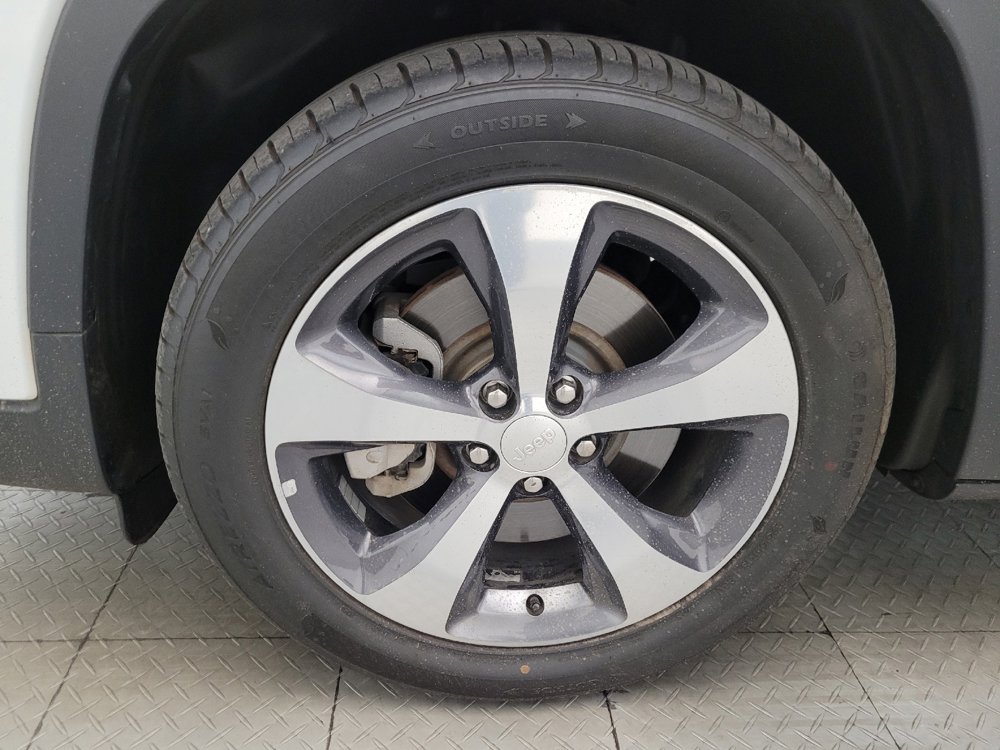 Used 2019 Jeep Cherokee Limited FWD image 31