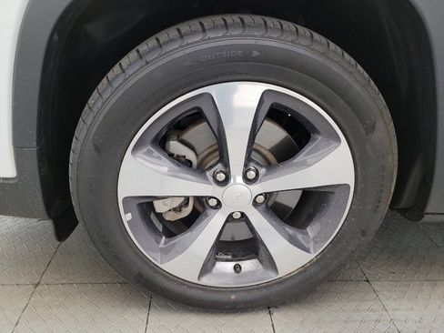 Used 2019 Jeep Cherokee Limited FWD image 31