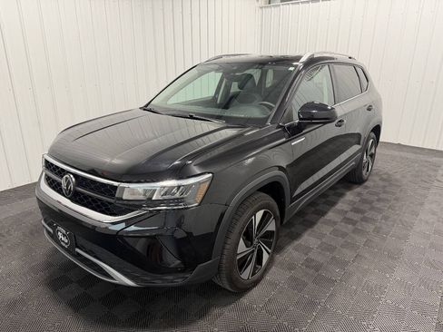 Used 2023 Volkswagen Taos SE w/ Panoramic Sunroof Package AWD/4WD image 10