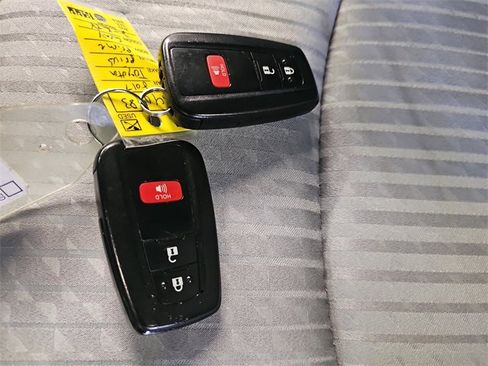 Used 2017 Toyota Prius Three image 34