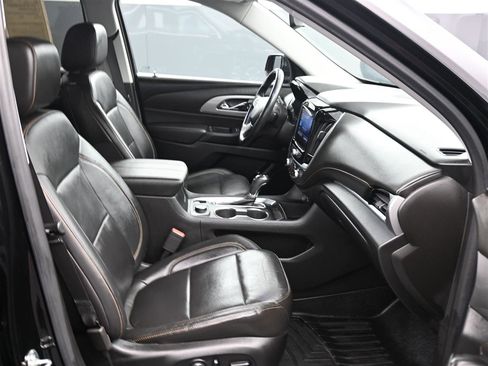 Used 2020 Chevrolet Traverse LT image 9