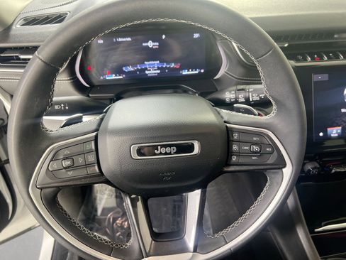 Used 2023 Jeep Grand Cherokee L Laredo image 11