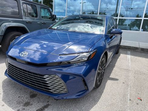 Used 2025 Toyota Camry XLE FWD image 2