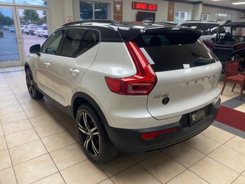 Used 2022 Volvo XC40 T5 R-Design AWD/4WD image 3