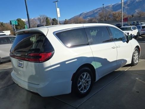 Used 2024 Chrysler Pacifica Touring-L image 4