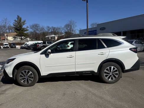 Used 2022 Subaru Outback Premium image 9