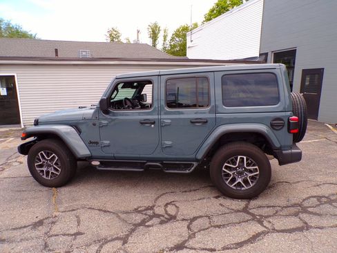 Used 2026 Jeep Wrangler Unlimited Sahara AWD/4WD image 14