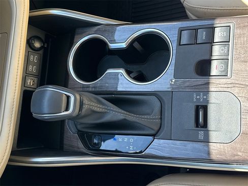 Used 2024 Toyota Highlander Limited image 31