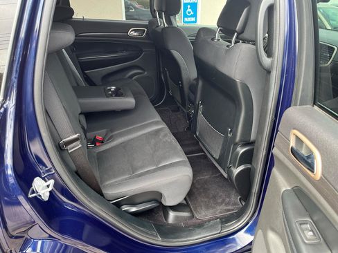 Used 2017 Jeep Grand Cherokee Laredo w/ Quick Order Package 23E image 26