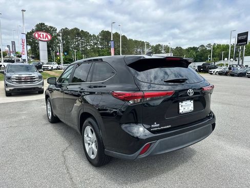 Used 2023 Toyota Highlander LE FWD image 5