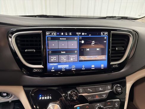 Used 2024 Chrysler Pacifica Touring-L FWD image 25