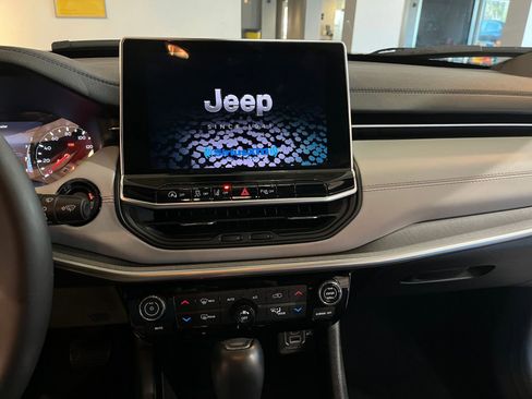 Used 2025 Jeep Compass Limited image 17