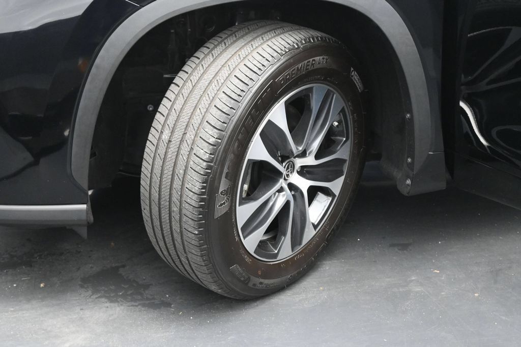 Used 2023 Toyota Highlander XLE FWD image 24