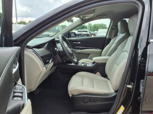 Used 2023 Cadillac XT4 Luxury w/ Cold Weather Package AWD/4WD image 17