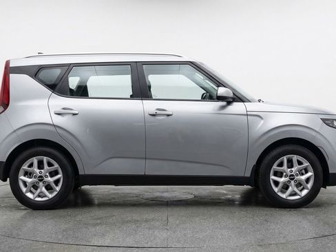 Used 2025 Kia Soul LX w/ LX Technology Package FWD image 11