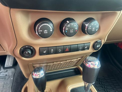 Used 2015 Jeep Wrangler Unlimited Sahara w/ Connectivity Group AWD/4WD image 19
