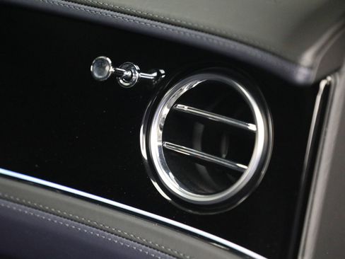 Certified 2023 Bentley Flying Spur V8 image 32