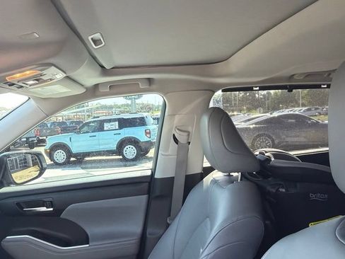Used 2022 Toyota Highlander XLE AWD/4WD image 6