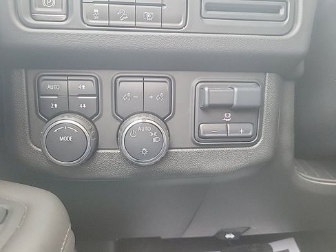 Used 2024 Chevrolet Suburban Z71 w/ Luxury Package image 11