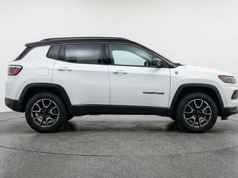 Used 2025 Jeep Compass Trailhawk AWD/4WD image 11