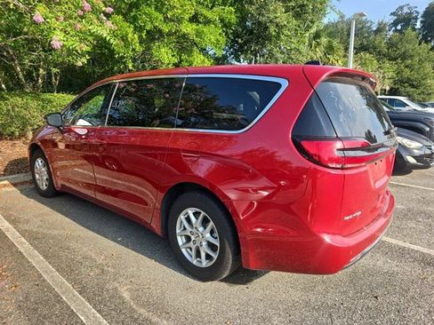 Used 2025 Chrysler Pacifica Select FWD image 2