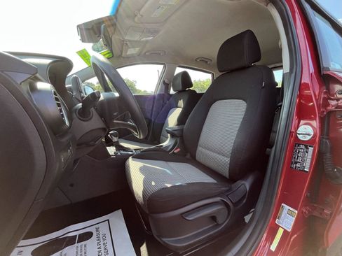 Used 2021 Hyundai Kona SE AWD/4WD image 5