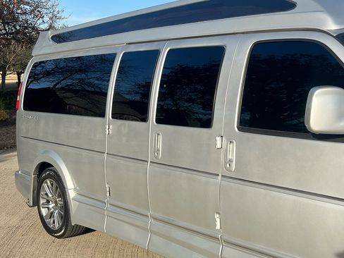 Used 2022 Chevrolet Express 2500 Extended w/ Enhanced Convenience Package image 12