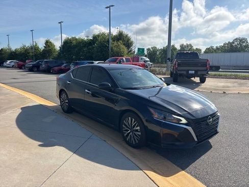Used 2024 Nissan Altima 2.5 SV FWD image 7