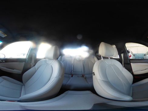 Used 2025 Genesis G70 2.5T image 42