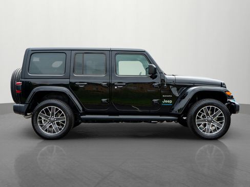 Used 2023 Jeep Wrangler Unlimited Sahara w/ Cold Weather Group AWD/4WD image 8