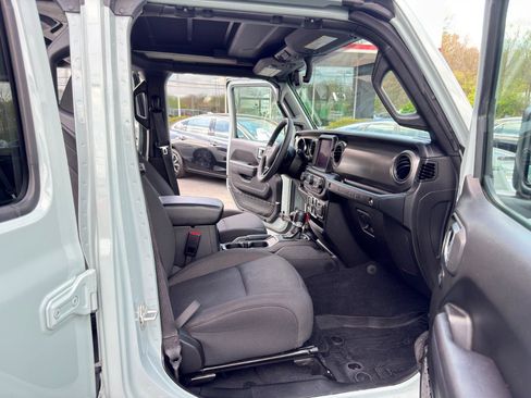 Used 2023 Jeep Wrangler Unlimited w/ Sun & Screen Package AWD/4WD image 29