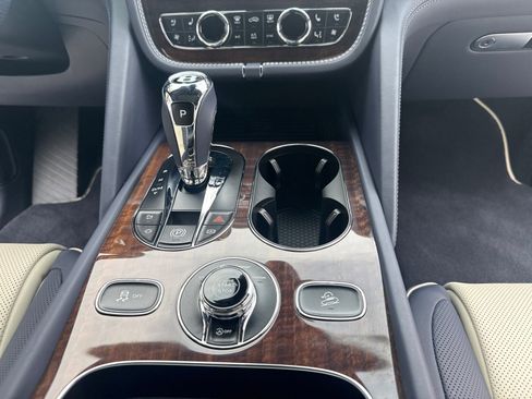Used 2025 Bentley Bentayga AWD/4WD image 17