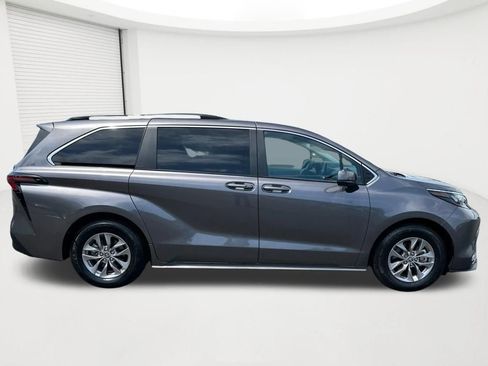 Used 2024 Toyota Sienna LE w/ LE Plus Package AWD/4WD image 4