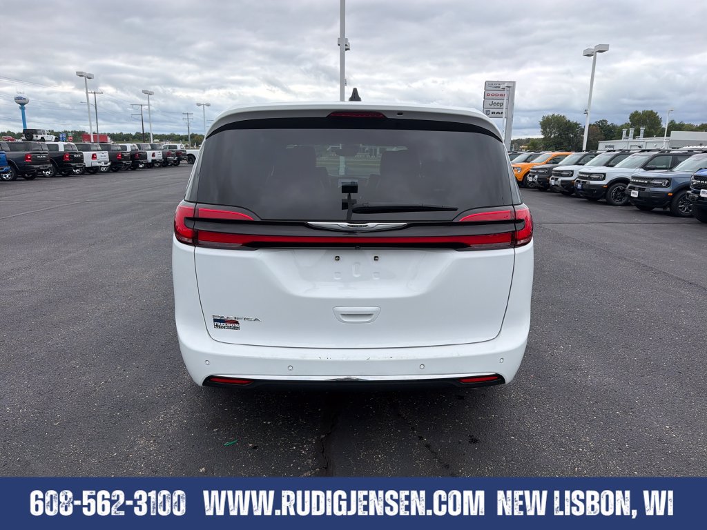 Used 2025 Chrysler Pacifica Select FWD image 4
