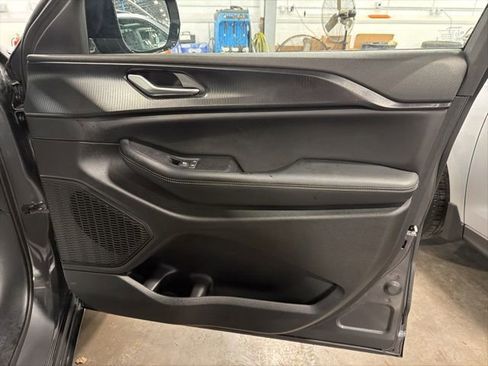 Used 2023 Jeep Grand Cherokee Altitude image 17