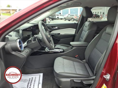 Used 2025 Chevrolet Trax LT FWD image 25