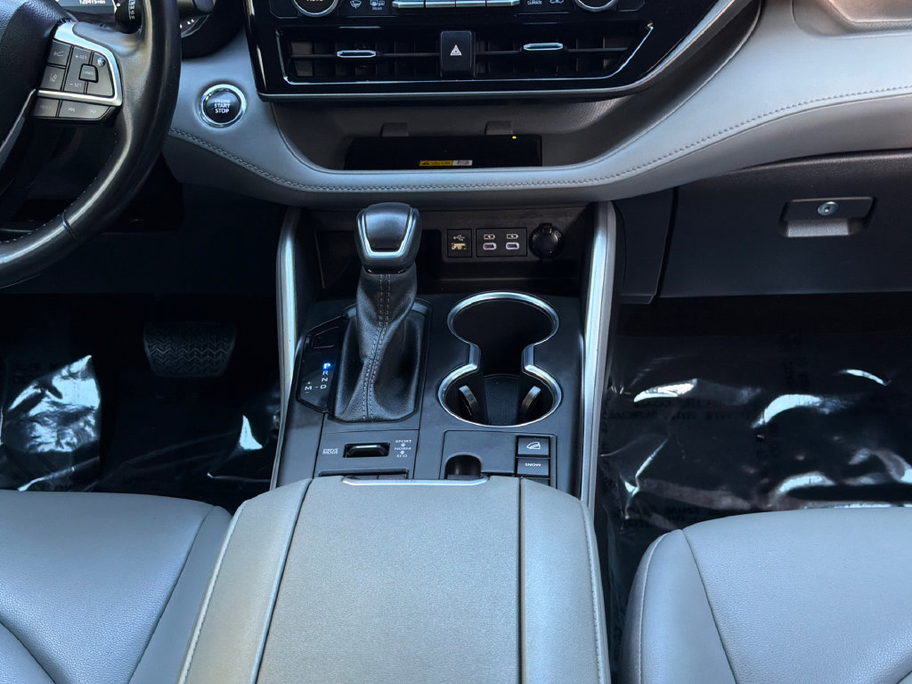 Used 2023 Toyota Highlander XLE AWD/4WD image 19