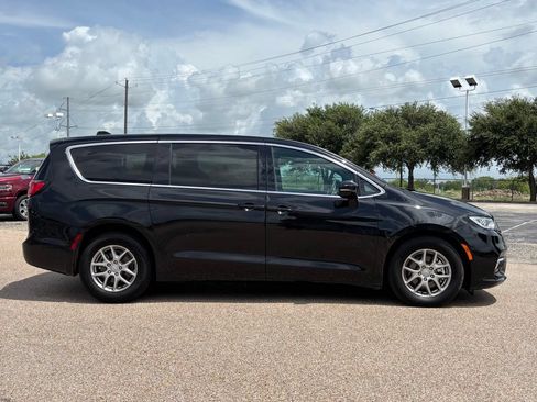Used 2025 Chrysler Pacifica Select FWD image 4