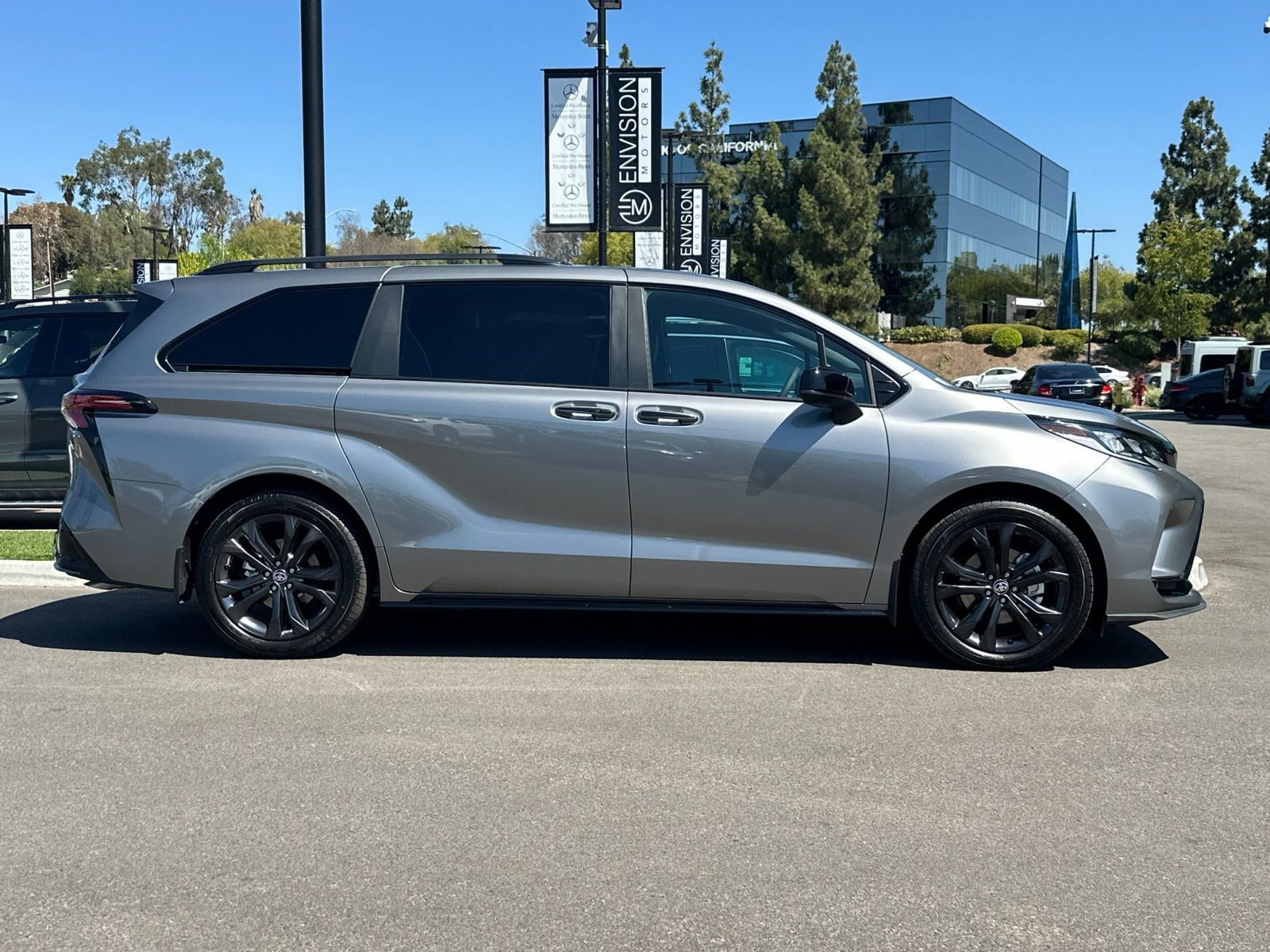 Used 2026 Toyota Sienna XSE FWD image 2