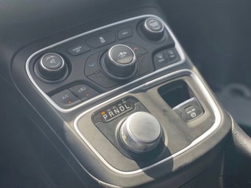 Used 2016 Chrysler 200 Limited image 7