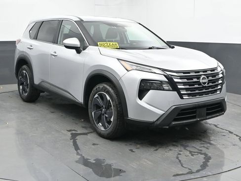 Used 2025 Nissan Rogue SV AWD/4WD image 3