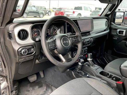 Used 2024 Jeep Gladiator Sport image 14