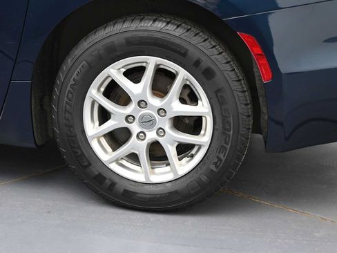 Used 2022 Chrysler Pacifica Touring-L FWD image 5