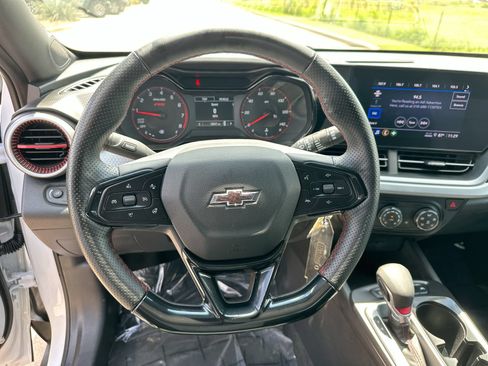 Used 2025 Chevrolet Trax RS w/ Sunroof Package FWD image 14