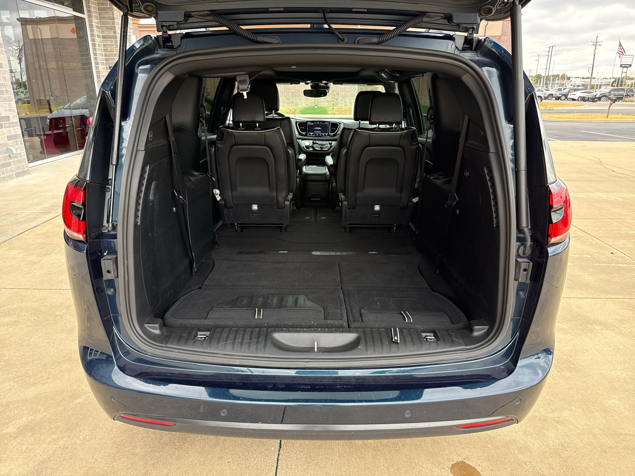 Used 2025 Chrysler Pacifica Limited FWD image 15