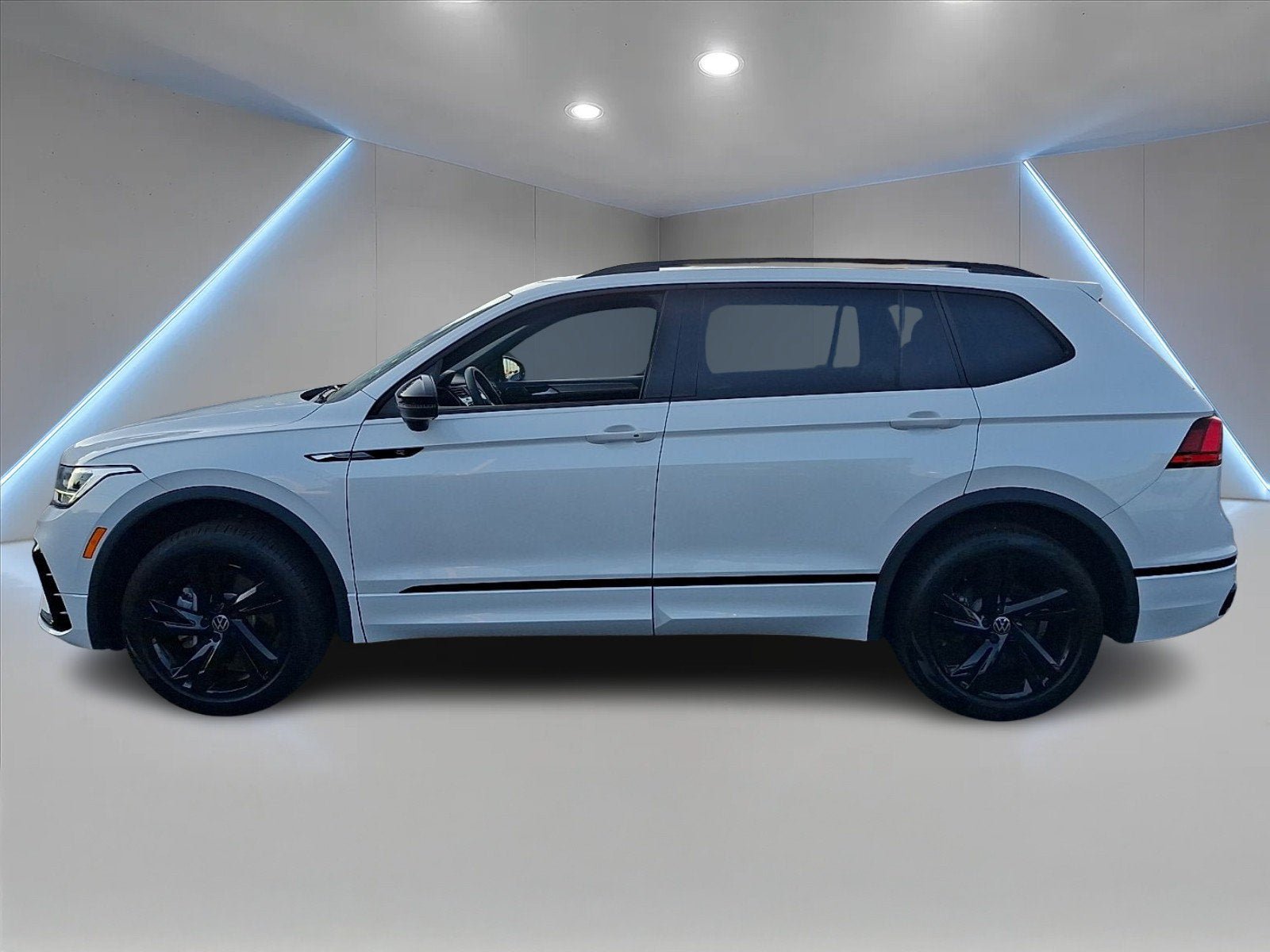 Used 2024 Volkswagen Tiguan SE R-Line AWD/4WD image 7