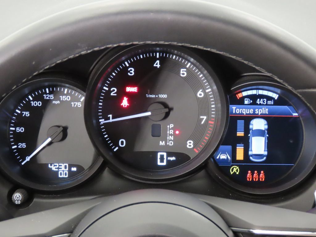 Certified 2026 Porsche Macan AWD/4WD image 17